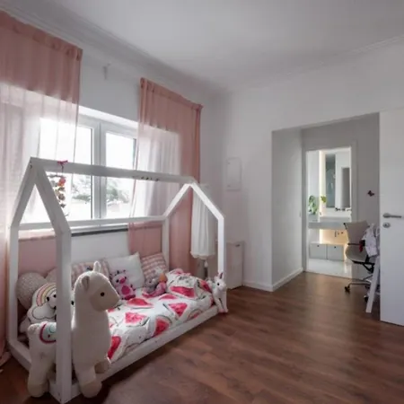 Апартаменти Luxury Villa With Private Pool Лісабон